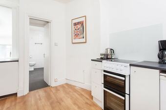 Spacious Studio Apartment Soho Square