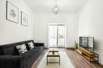 Simple Yet Stylish. Piata Revolutiei Apartment