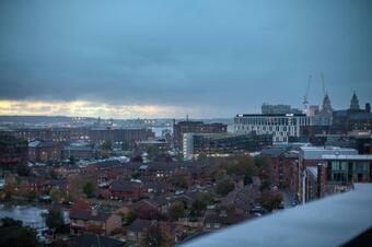 Serviced Apartment In Liverpool City Centre - Superb Views - Free Parking - Balcony - By Happy Days