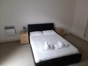 Serviced Apartment In Liverpool City Centre - Free Parking - Balcony - By Happy Days