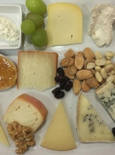 Cata de quesos artesanos: descubre y disfruta de sabores únicos